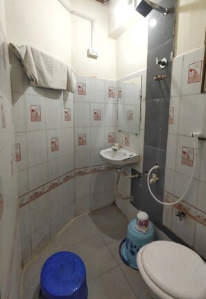 Deluxe Double Room | Bathroom | Shower, towels, soap - hotel yogeshwar (Mahesana)