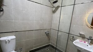 A bathroom with a shower, toilet, and sink. - Royal Home Hotel (Cairo)