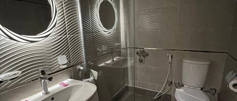 Regadera, shampoo, papel de baño