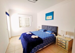 4 quartos, ferros/tábuas de passar roupa, berço de viagem