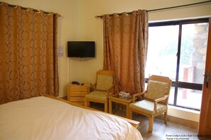 Quarto casal luxo, vista para a montanha | Quartos à prova de som, ferros/tábuas de passar roupa, Wi-Fi de cortesia