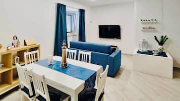 Apartamento | Área de estar | TV de tela plana 32 polegadas com canais digitais