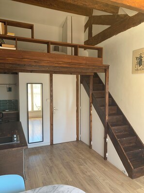 Interior - Studio with balcony in the heart of the old town (& 3min walk from the old port) (Marseille)