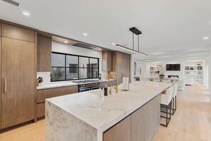 電子レンジ、オーブン、コンロ、食器洗い機