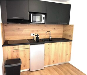 Kylskåp, mikrovågsugn, spishäll och diskmaskin