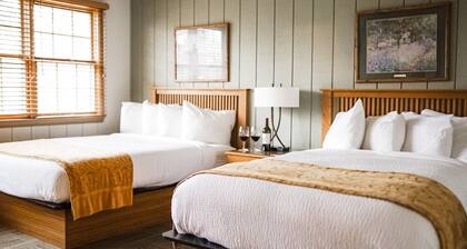 Charming 4-bedroom lodge with AC and WiFi near the Tulsa Botanical Gardens.