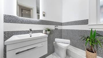 Een haardroger, handdoeken, shampoo, toiletpapier