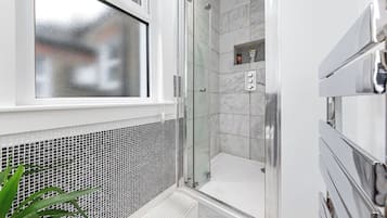 SĂšche-cheveux, serviettes fournies, shampoing, papier toilette