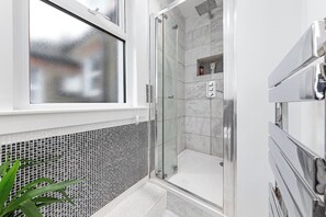 Secador de cabelo, toalhas de banho, shampoo, papel higiênico