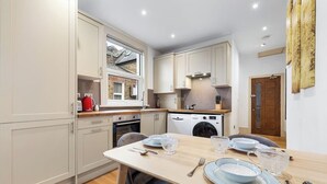 Unclassified image, 3 of 22, button - Modern Spacious 1 Bed Flat near Richmond Park and River Thames  (London)