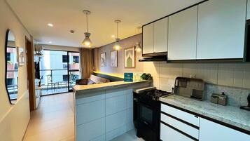 Huoneisto | Yksityinen keittiö | Täysikokoinen jääkaappi, mikroaaltouuni, liesi