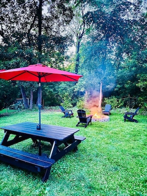 Outdoor dining - Lakeside Retreat ~ Cozy Cottage with Firepit (Hartland Township)