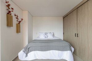 2 bedrooms, desk, free WiFi, bed sheets - Exclusive Stay with City Views (Medellín)