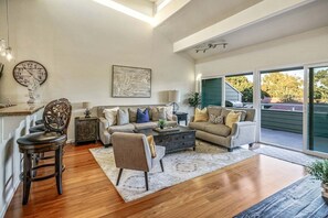 Smart TV - Encinitas Paradise ~ Seabluffe Gated Community w/ Beach Access (Encinitas)