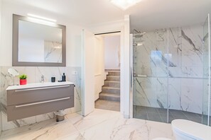 Dusche, Whirlpool, Haartrockner, Bidet