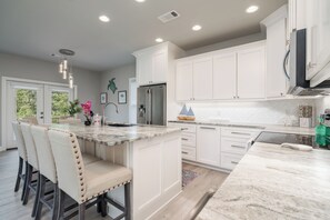 Fridge, microwave, oven, stovetop - 2 Luxury Lakefront Homes, Private Pool, Hot Tub, Boat Dock, Putting Green, Views (Hot Springs)