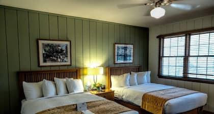 Spacious 4-bedroom lodge in marvelous Tulsa with AC, WiFi and pool.