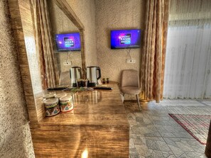 ห้องแฟมิลี่ทริปเปิล, วิวสวน | เครื่องนอนระดับพรีเมียม, มินิบาร์, พื้นที่ทำงานแบบใช้แล็ปท็อป, Wi-Fi ฟรี