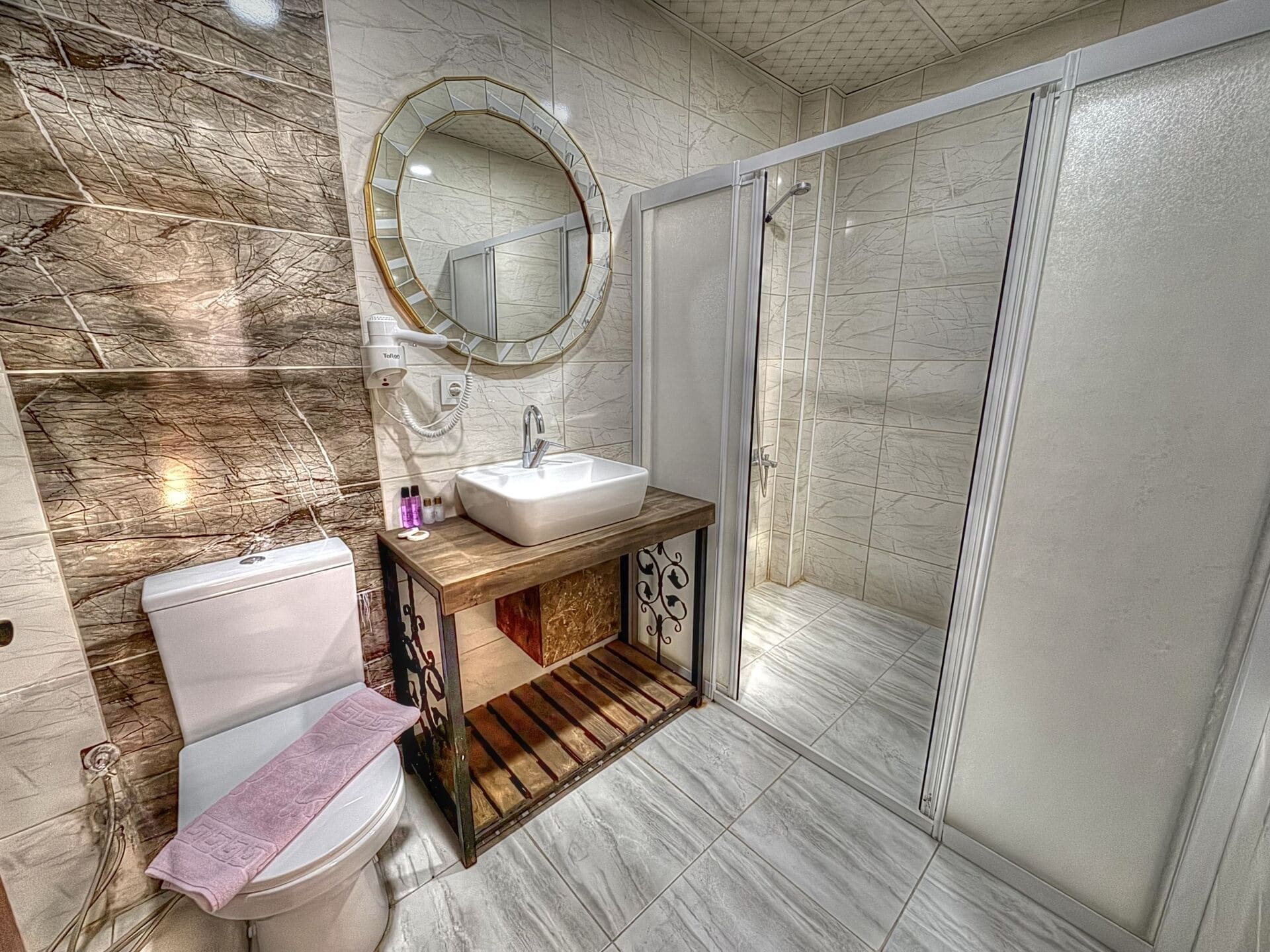 Standard Double Room | Bathroom | Hair dryer, slippers, towels, soap