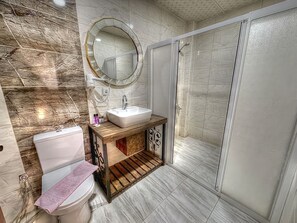 ห้องสแตนดาร์ดดับเบิล | ห้องน้ำ | ไดร์เป่าผม, รองเท้าสวมภายในห้อง, ผ้าเช็ดตัว, สบู่