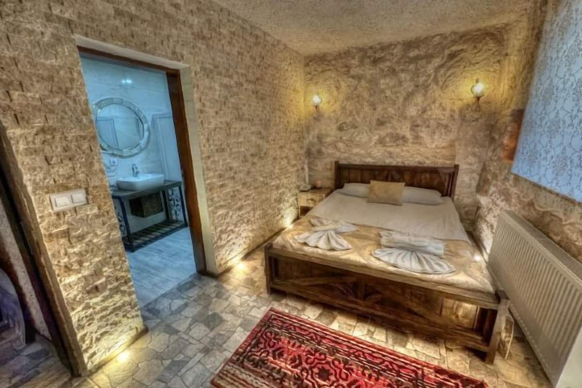 Peralatan tempat tidur premium, bar mini, ruang kerja komputer riba