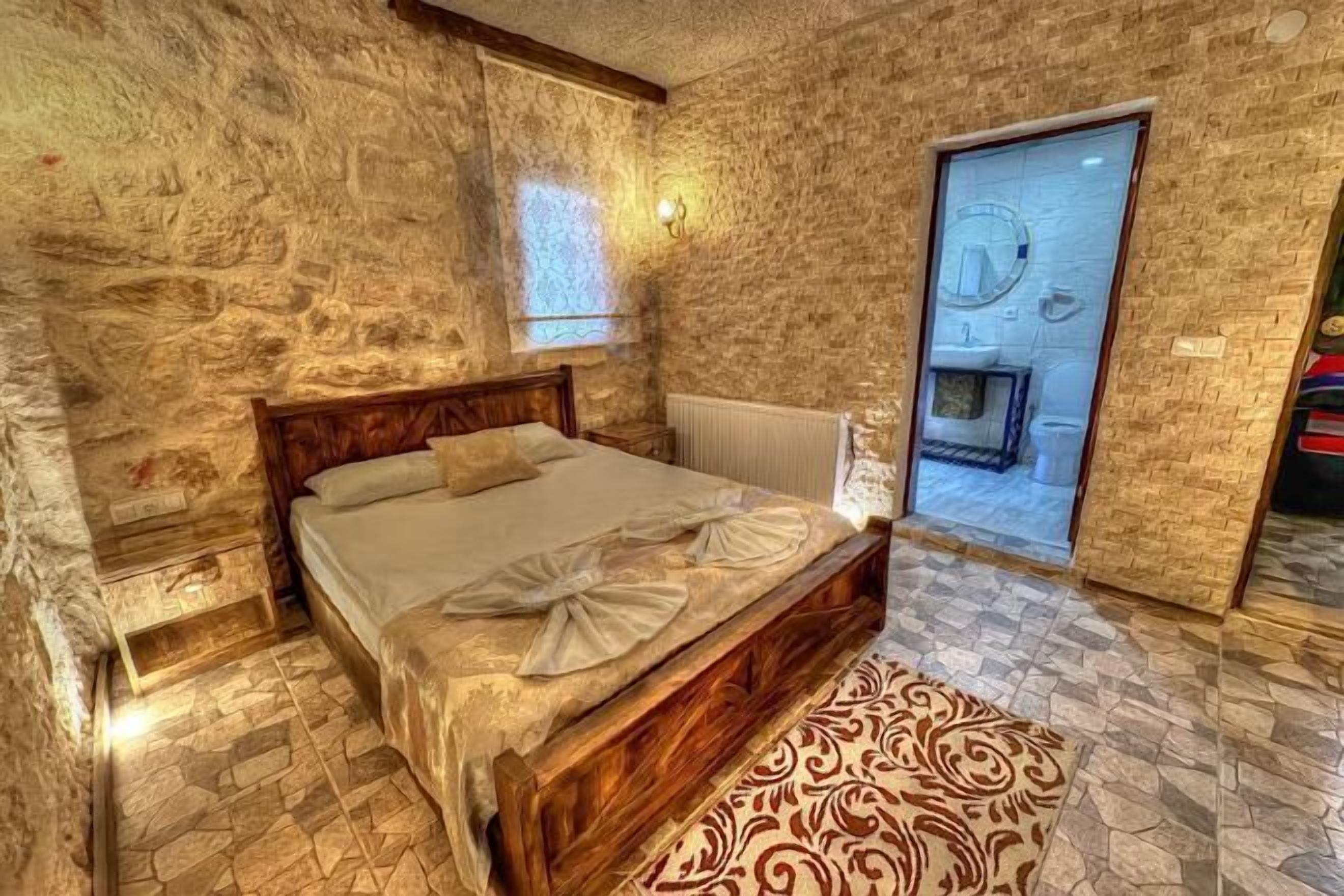 Sengetøy av topp kvalitet, minibar og skrivebord for bærbar PC