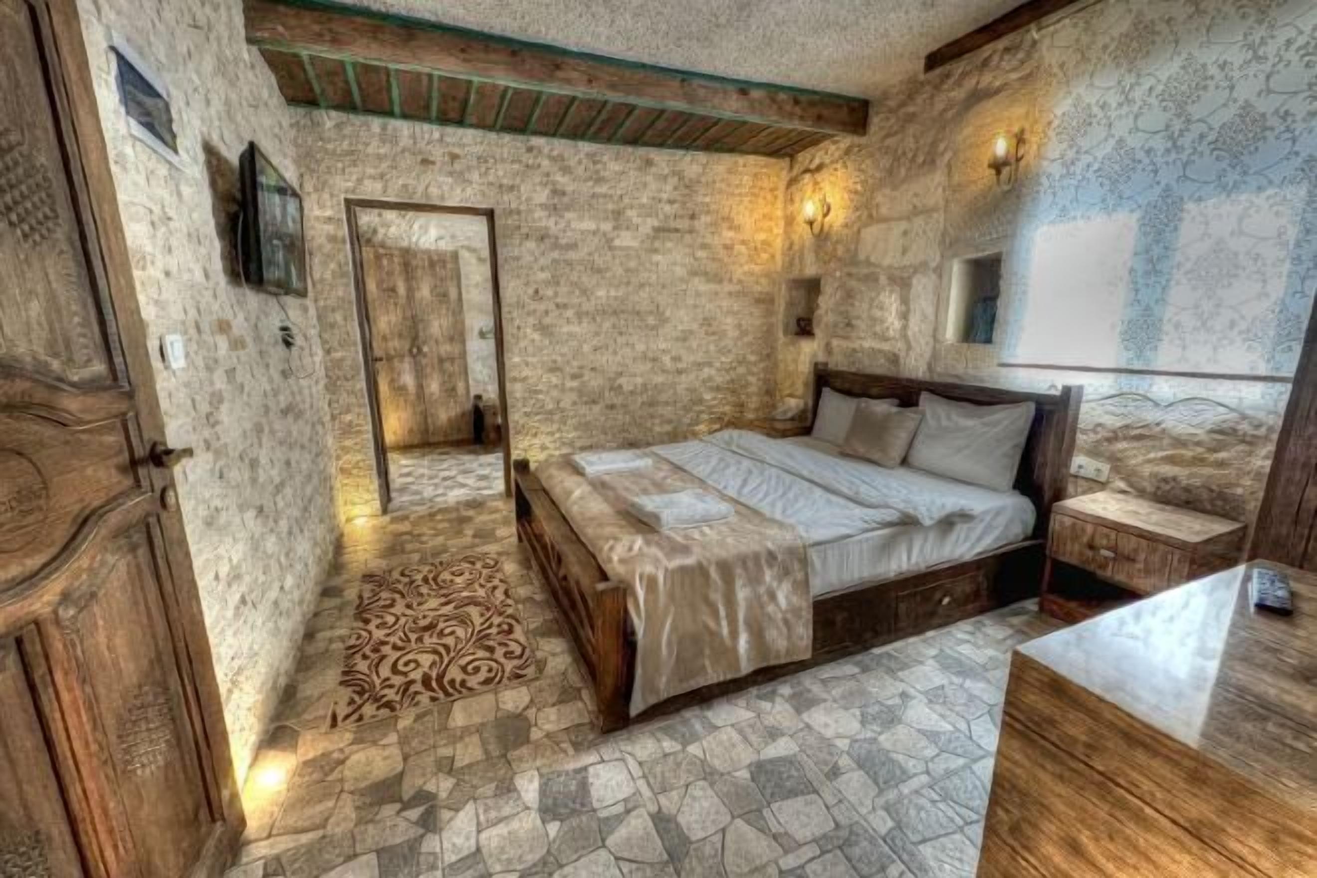 Sengetøy av topp kvalitet, minibar og skrivebord for bærbar PC