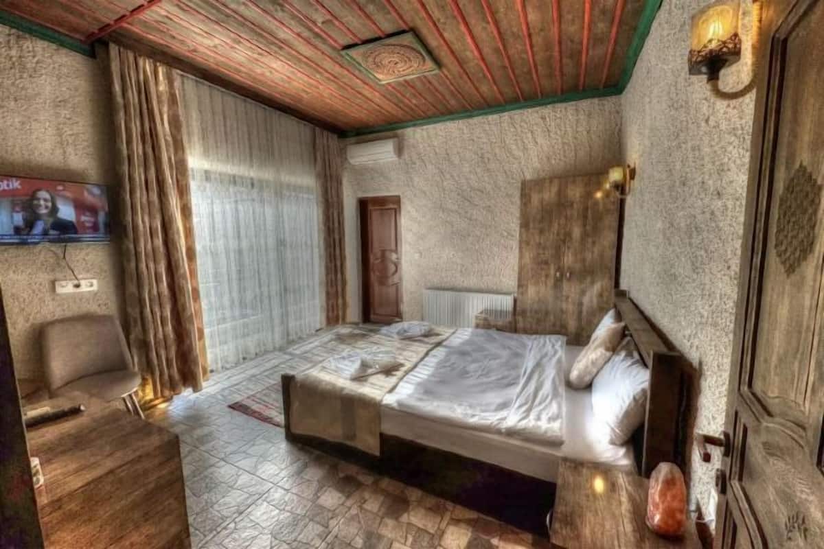 Peralatan tempat tidur premium, bar mini, ruang kerja komputer riba