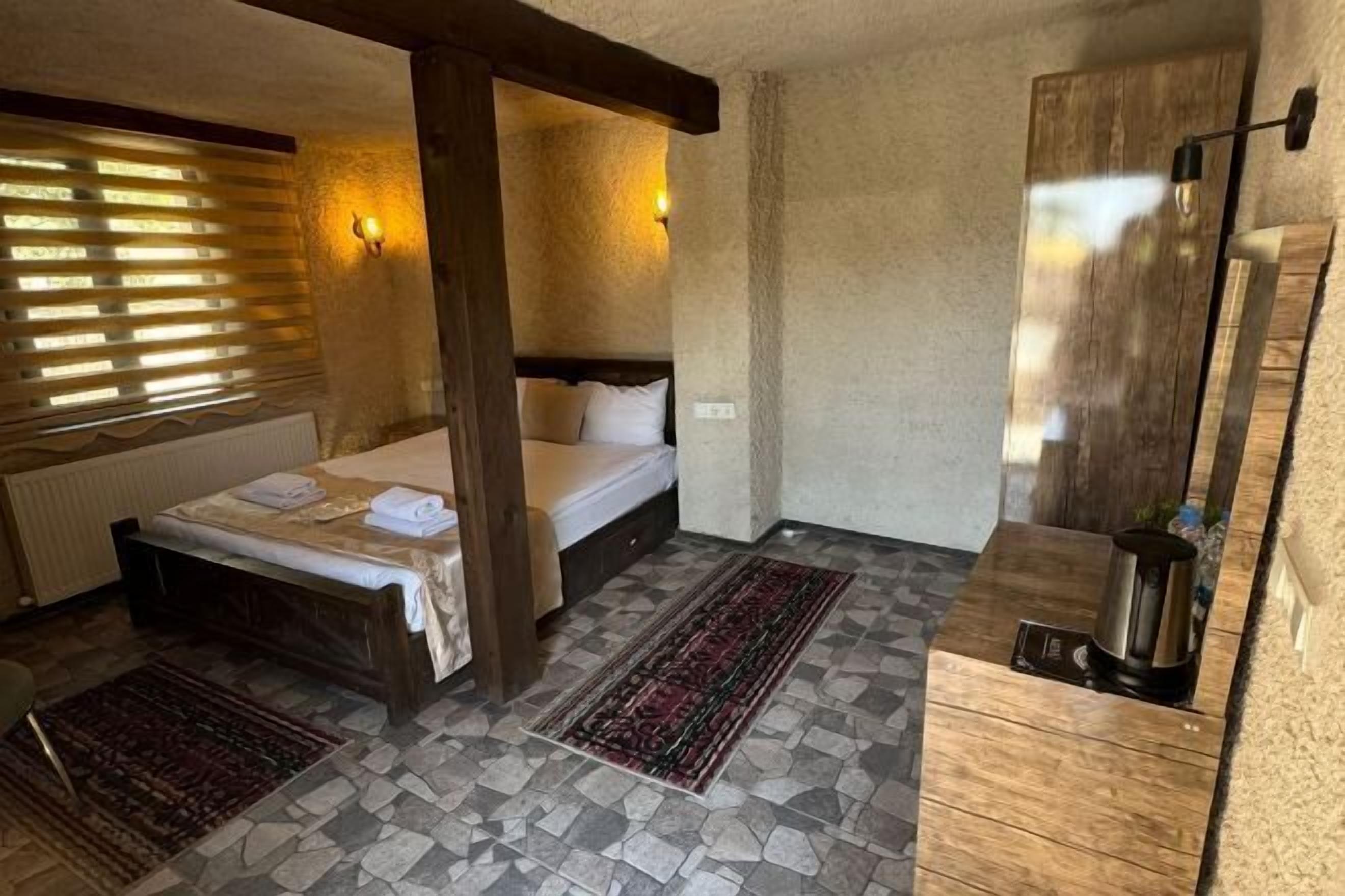 Sengetøy av topp kvalitet, minibar og skrivebord for bærbar PC