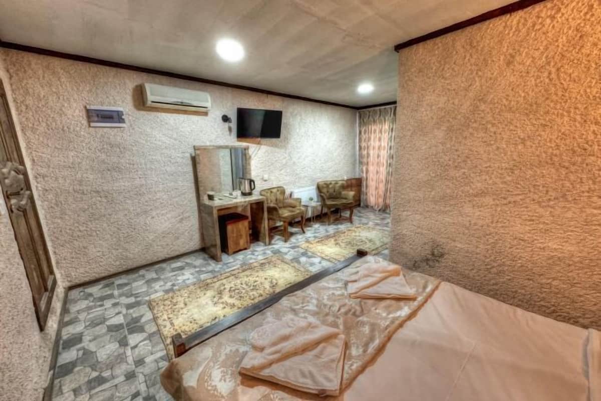 Peralatan tempat tidur premium, bar mini, ruang kerja komputer riba