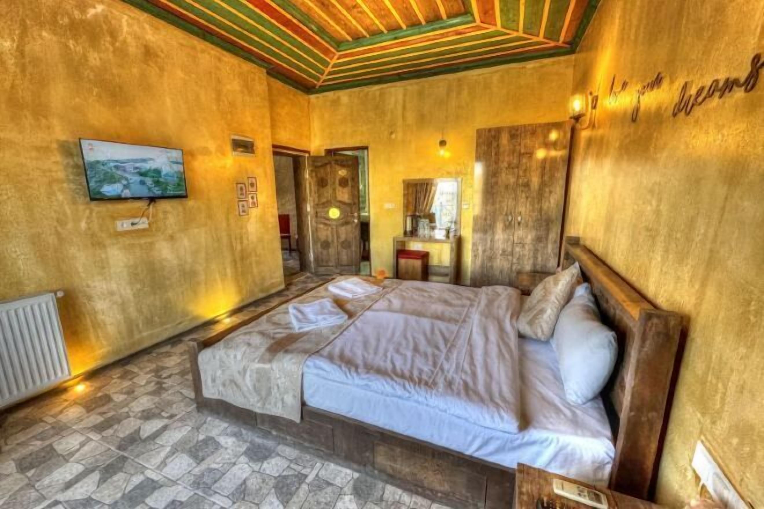 Sengetøy av topp kvalitet, minibar og skrivebord for bærbar PC