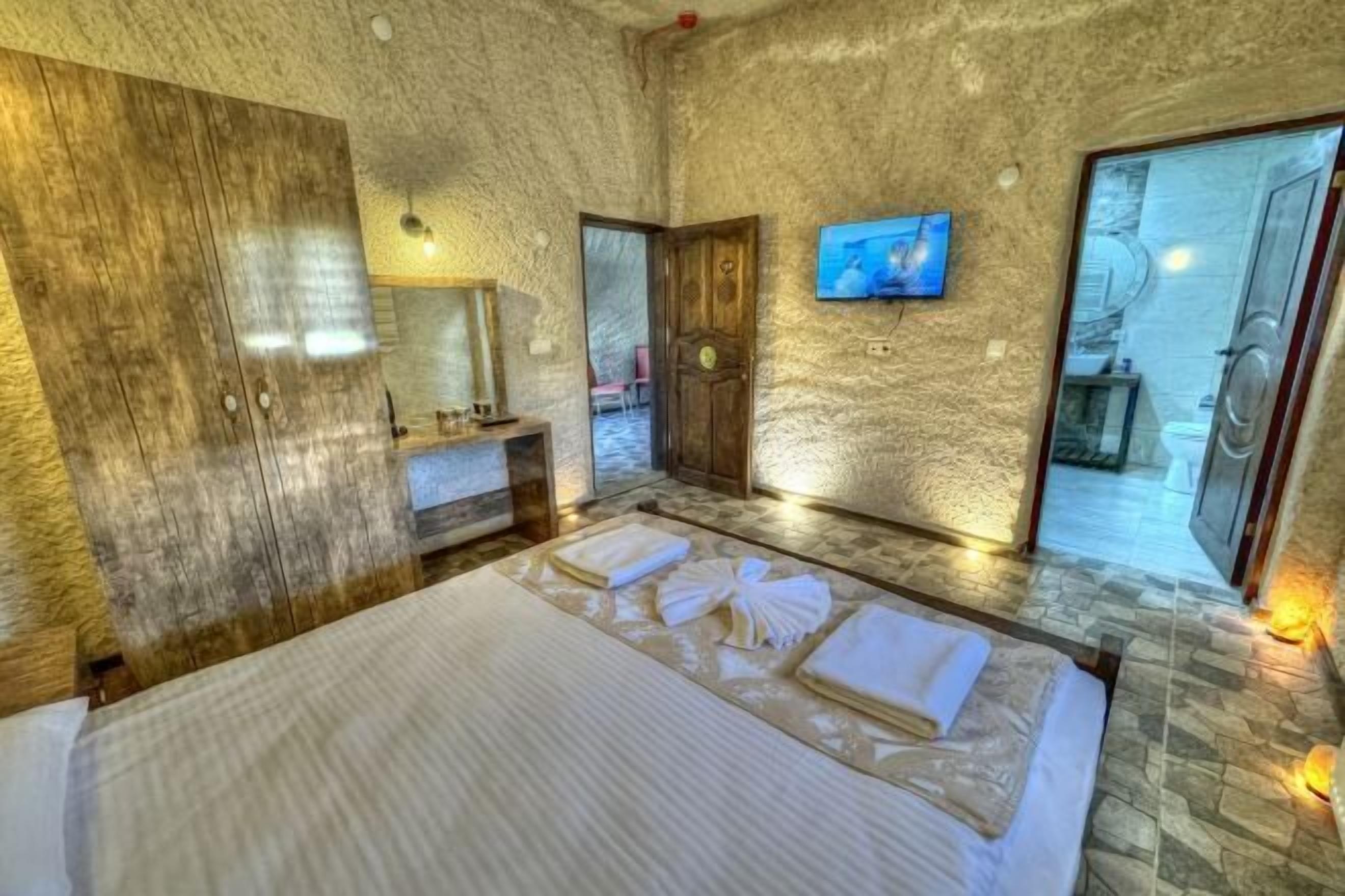 Sengetøy av topp kvalitet, minibar og skrivebord for bærbar PC