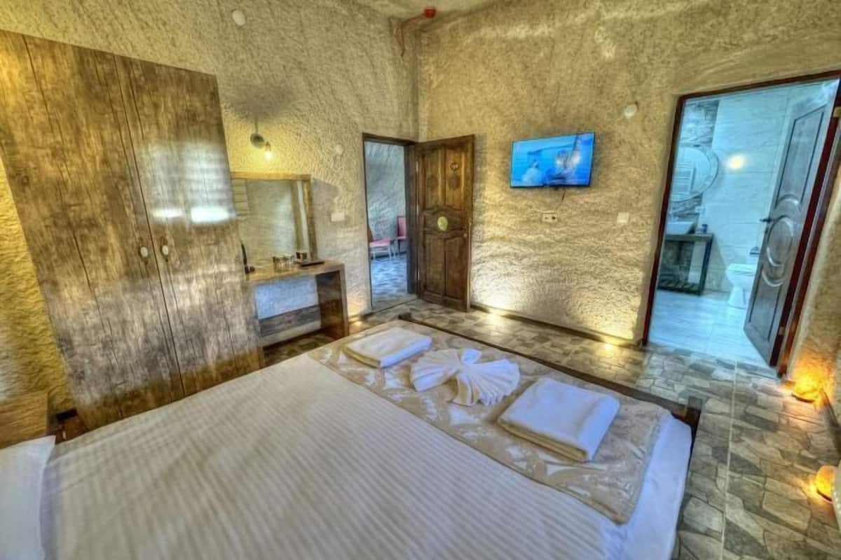 Peralatan tempat tidur premium, bar mini, ruang kerja komputer riba