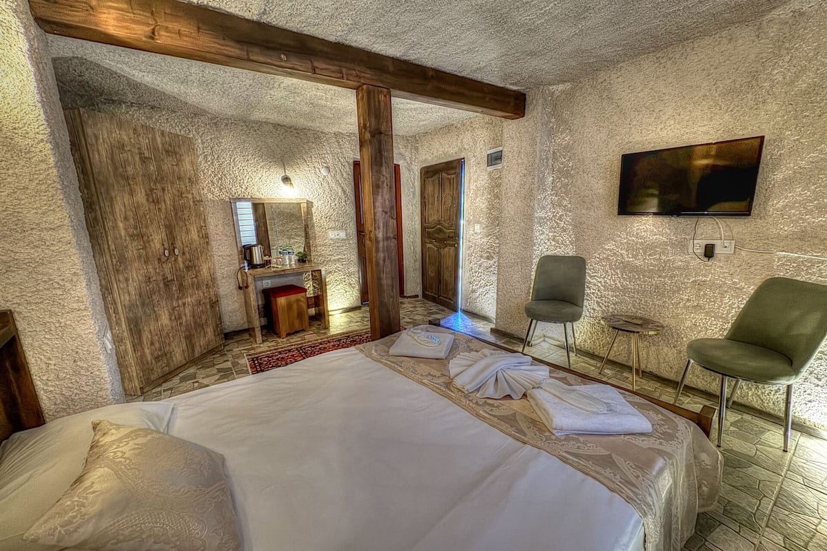 Standard Double Room | Premium bedding, minibar, laptop workspace, free WiFi