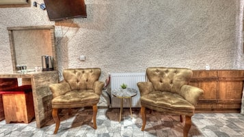 Quarto casal superluxo, sacada, vista para o jardim | Área de estar