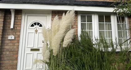 3-bed House Sleeps 4 With Free Parking