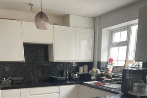 Microondas, horno, parrilla de estufa y tetera eléctrica 