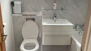 Huis | Badkamer | Een douche, een haardroger, handdoeken