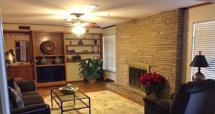 Park Manor on two wooded acres close to golf, OKC Zoo, Remington Park, OKANA