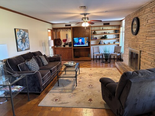 Park Manor on two wooded acres close to golf, OKC Zoo, Remington Park, OKANA