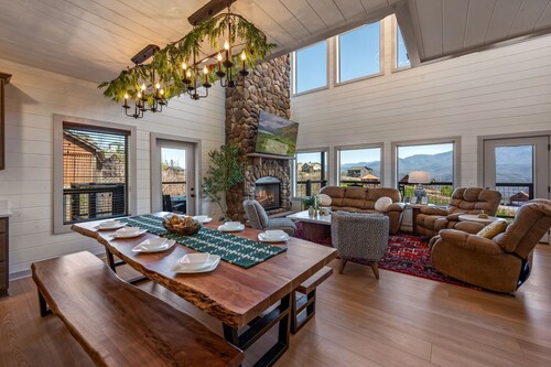Gatlinburg Pool Cabin w/Theater, 2 Game Rooms, Fire Table & Fab Views!