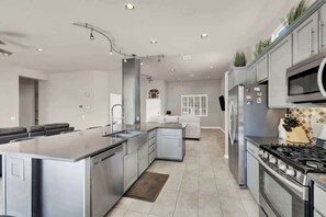 Een koelkast, een microgolfoven, een oven, een kookplaat