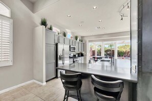 Réfrigérateur, four à micro-ondes, un four, surface de cuisson