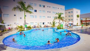 2 piscinas internas, 2 piscinas externas