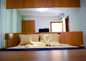 高档床上用品、办公桌、隔音、免费 WiFi