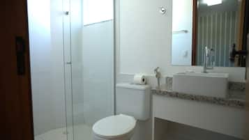 Douche, serviettes fournies, savon, papier toilette