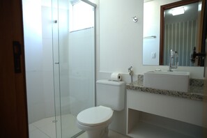 Shower, towels, soap, toilet paper - Encontro das Águas Thermas Resort by WAM (Caldas Novas)