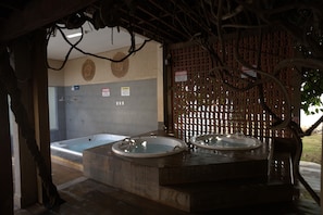 Outdoor spa tub