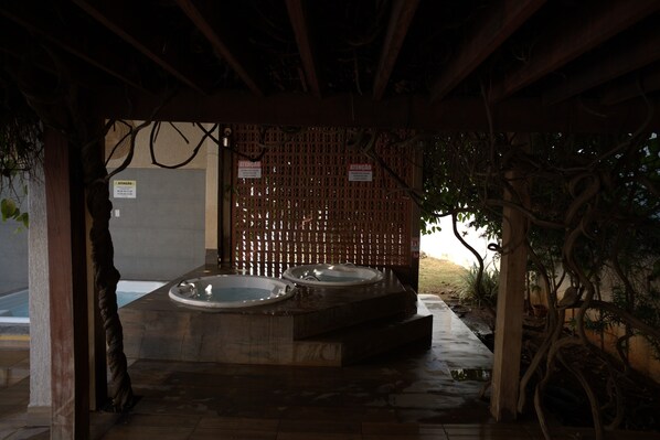 Outdoor spa tub