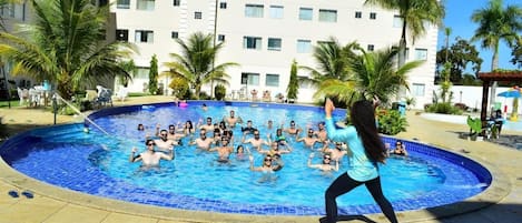 2 inomhuspooler och 2 utomhuspooler